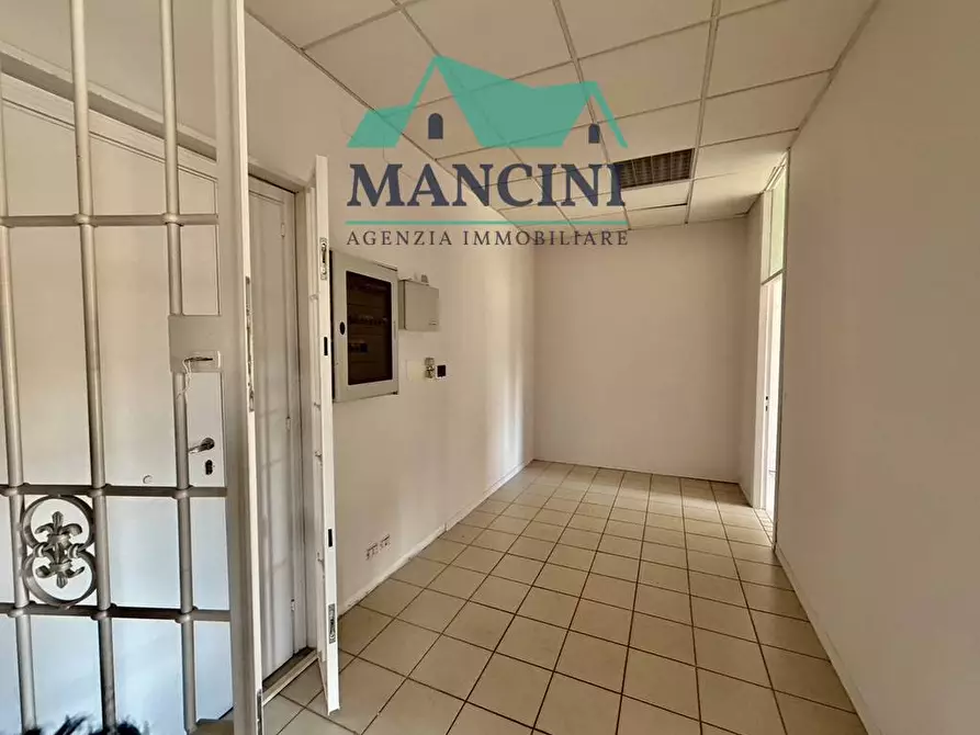 Immagine 10 di Negozio in vendita  in mura occidentali 5/H a Jesi
