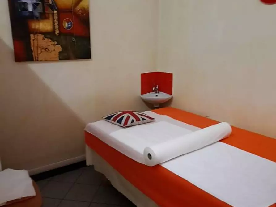 Immagine 6 di Attività commerciale in affitto  in V.LE CERTOSA 180 a Milano