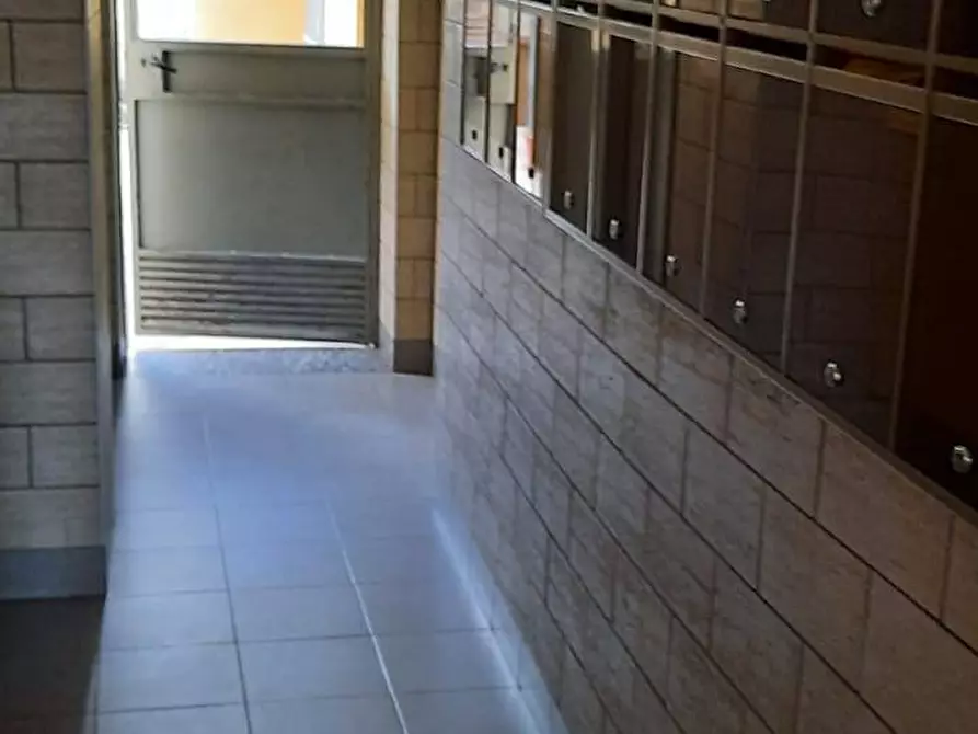 Immagine 4 di Attività commerciale in affitto  in V.LE CERTOSA 180 a Milano