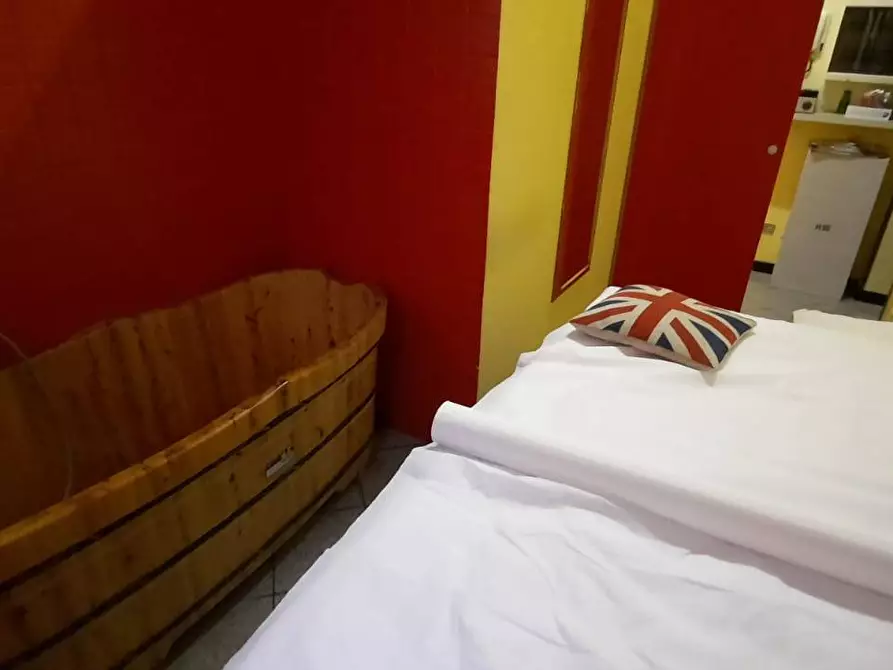 Immagine 16 di Attività commerciale in affitto  in V.LE CERTOSA 180 a Milano