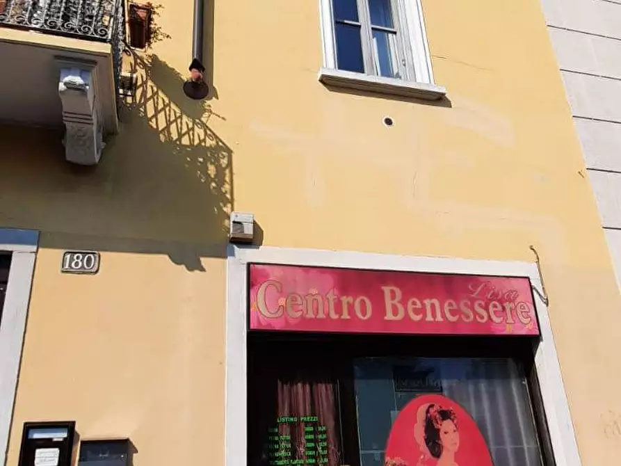 Immagine 2 di Attività commerciale in affitto  in V.LE CERTOSA 180 a Milano