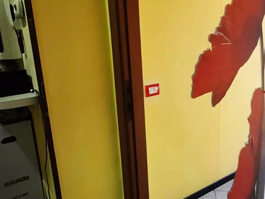 Immagine 17 di Attività commerciale in affitto  in V.LE CERTOSA 180 a Milano