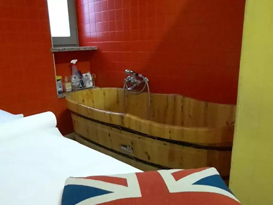 Immagine 19 di Attività commerciale in affitto  in V.LE CERTOSA 180 a Milano