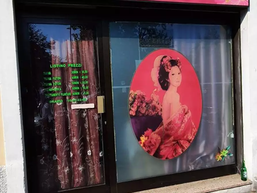 Immagine 1 di Attività commerciale in affitto  in V.LE CERTOSA 180 a Milano