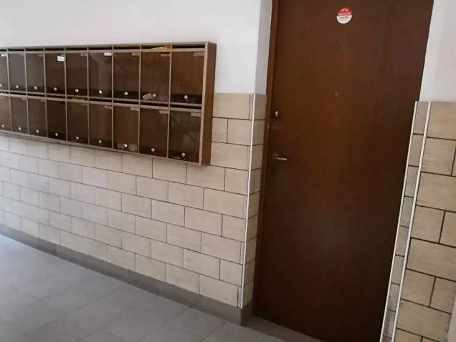 Immagine 23 di Negozio in vendita  in V.LE CERTOSA 180 a Milano