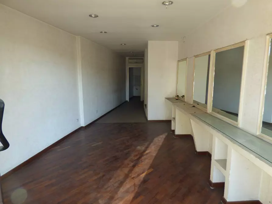 Immagine 7 di Negozio in affitto  in via Capitan Bavastro 146 a Roma
