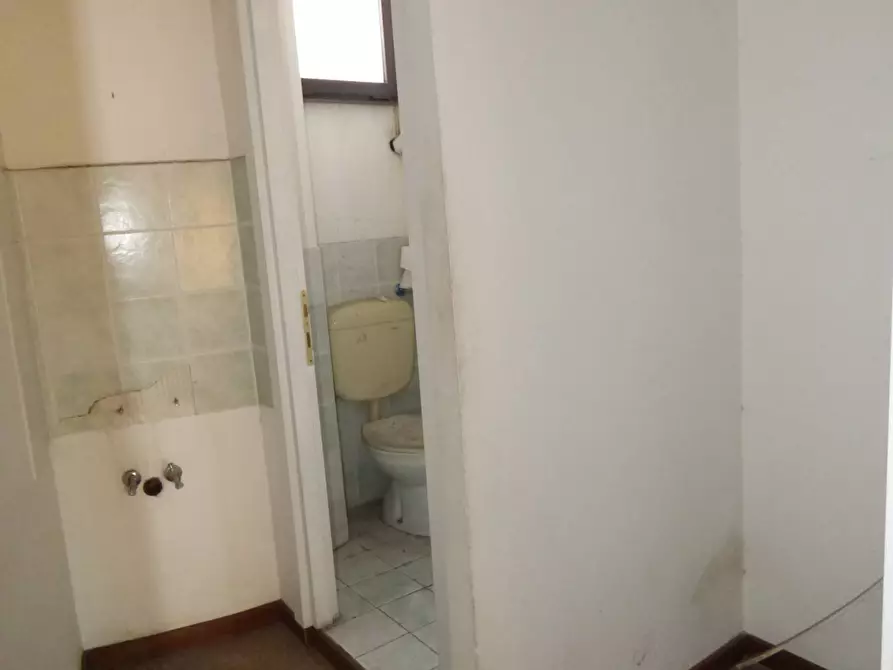 Immagine 15 di Negozio in affitto  in via Capitan Bavastro 146 a Roma