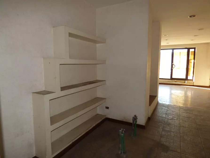 Immagine 16 di Negozio in affitto  in via Capitan Bavastro 146 a Roma