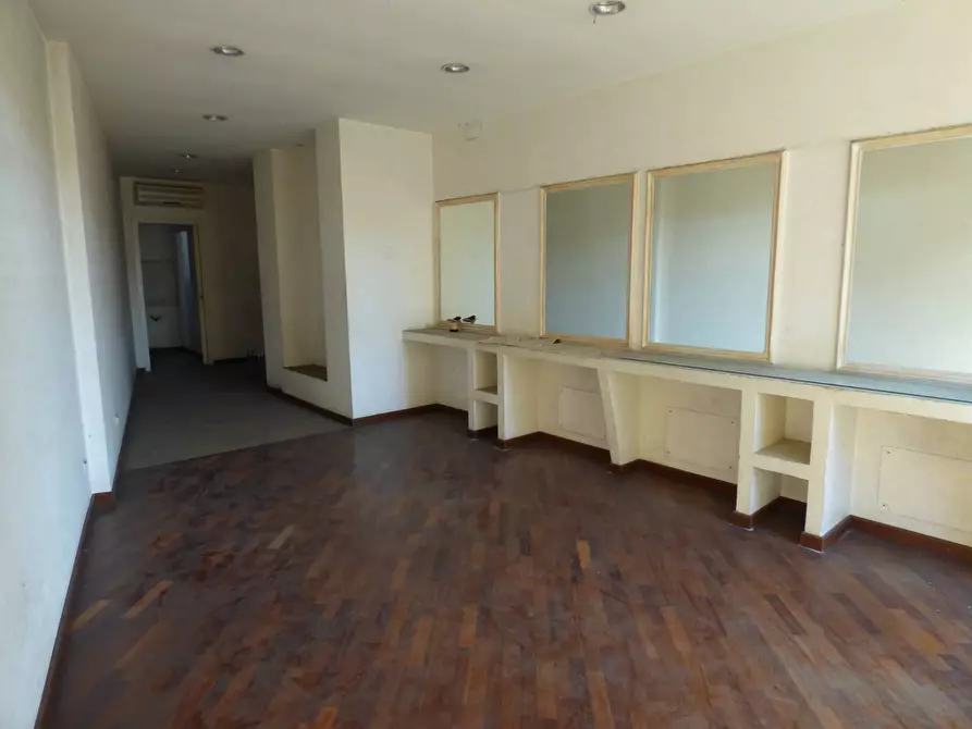 Immagine 1 di Negozio in affitto  in via Capitan Bavastro 146 a Roma