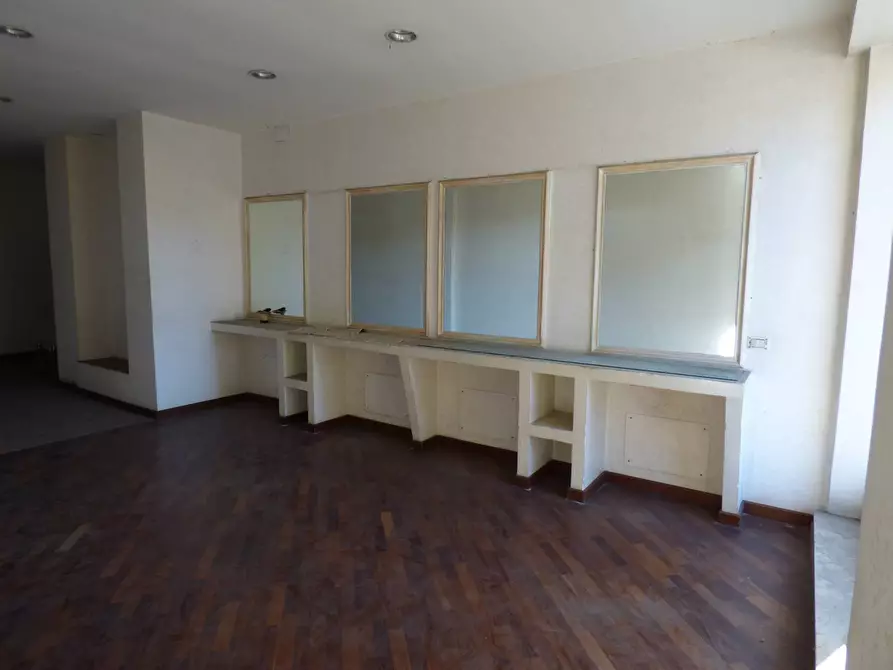 Immagine 8 di Negozio in affitto  in via Capitan Bavastro 146 a Roma