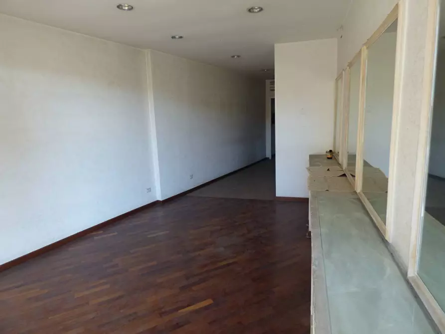 Immagine 9 di Negozio in affitto  in via Capitan Bavastro 146 a Roma