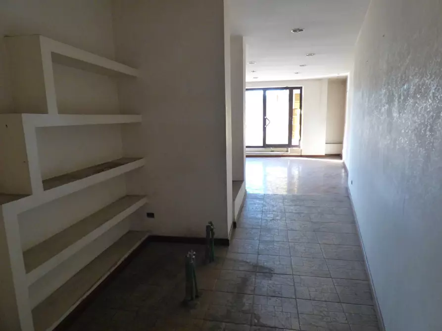 Immagine 10 di Negozio in affitto  in via Capitan Bavastro 146 a Roma
