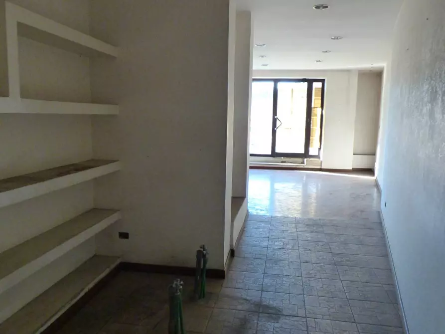 Immagine 11 di Negozio in affitto  in via Capitan Bavastro 146 a Roma