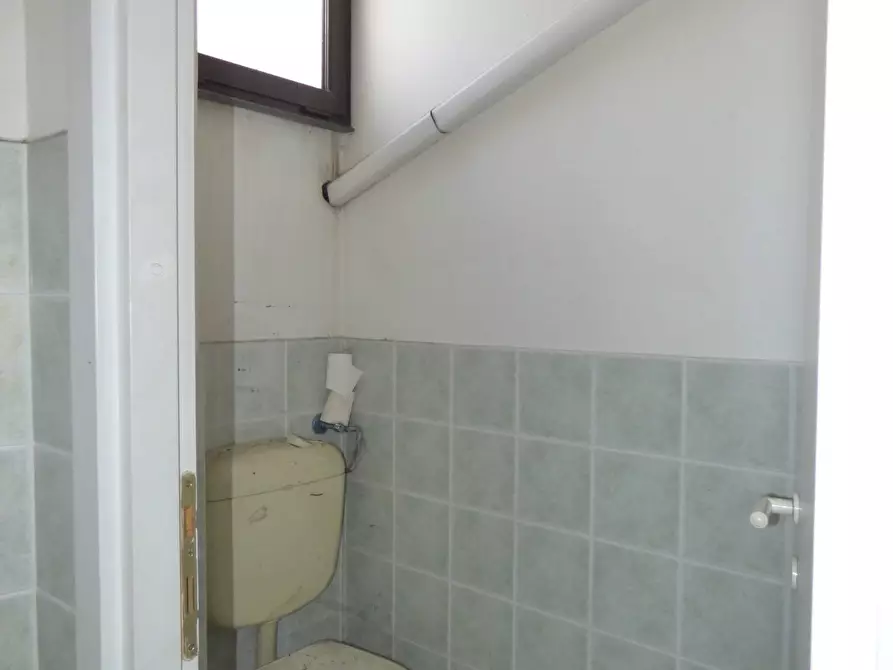 Immagine 13 di Negozio in affitto  in via Capitan Bavastro 146 a Roma