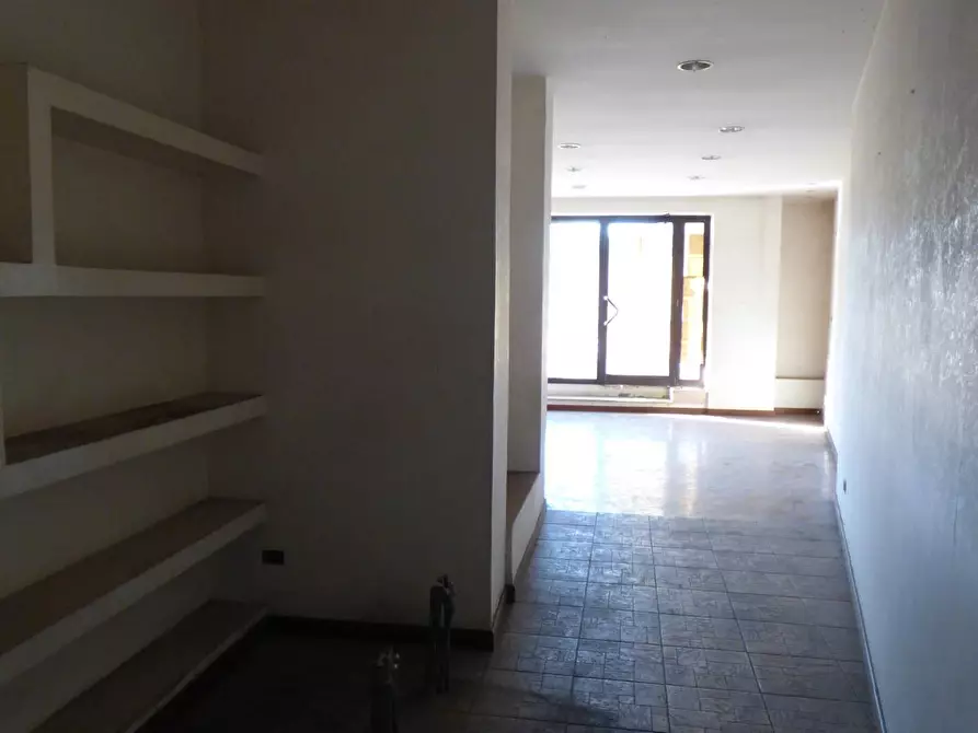 Immagine 19 di Negozio in affitto  in via Capitan Bavastro 146 a Roma