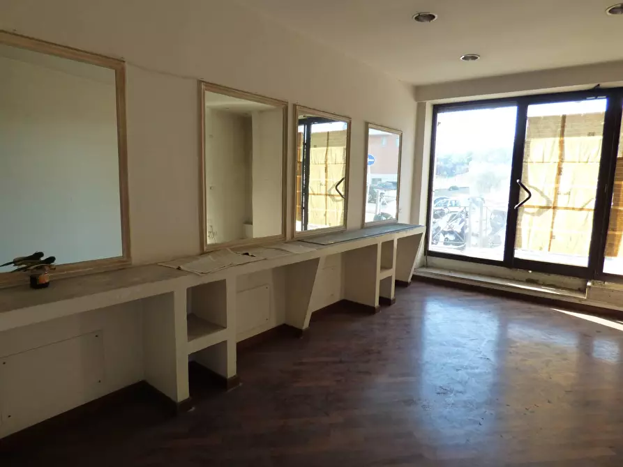 Immagine 20 di Negozio in affitto  in via Capitan Bavastro 146 a Roma