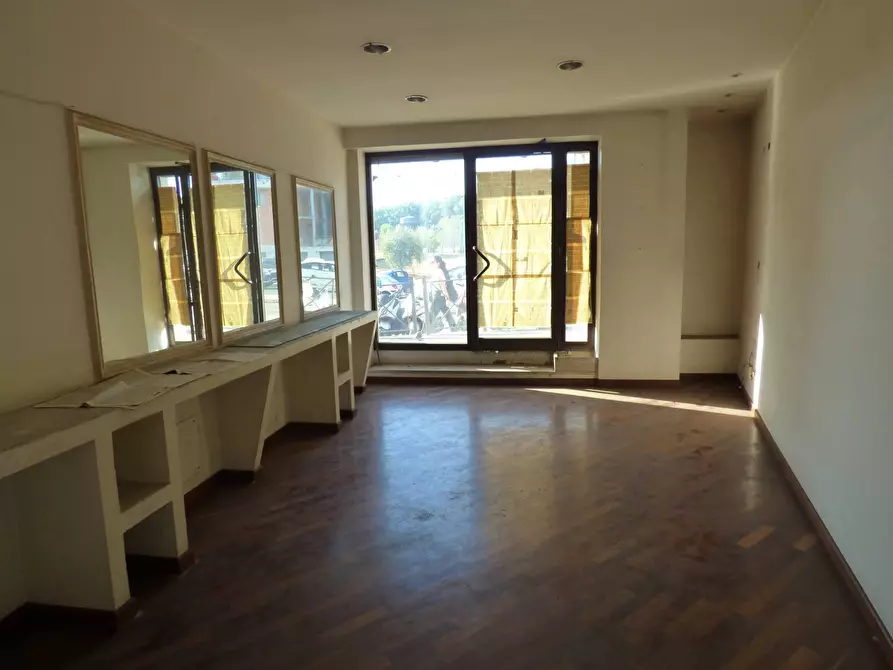 Immagine 2 di Negozio in affitto  in via Capitan Bavastro 146 a Roma