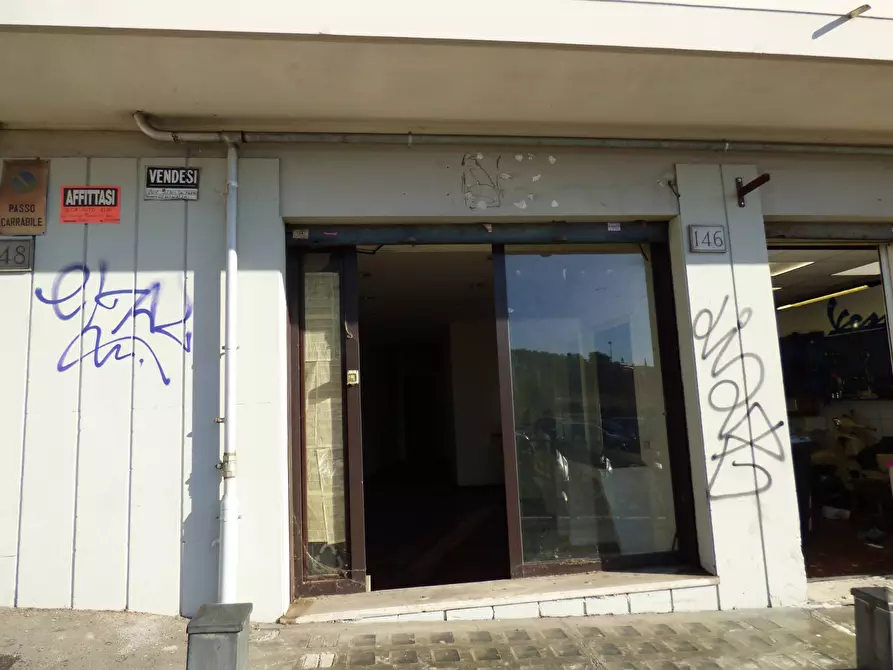Immagine 22 di Negozio in affitto  in via Capitan Bavastro 146 a Roma