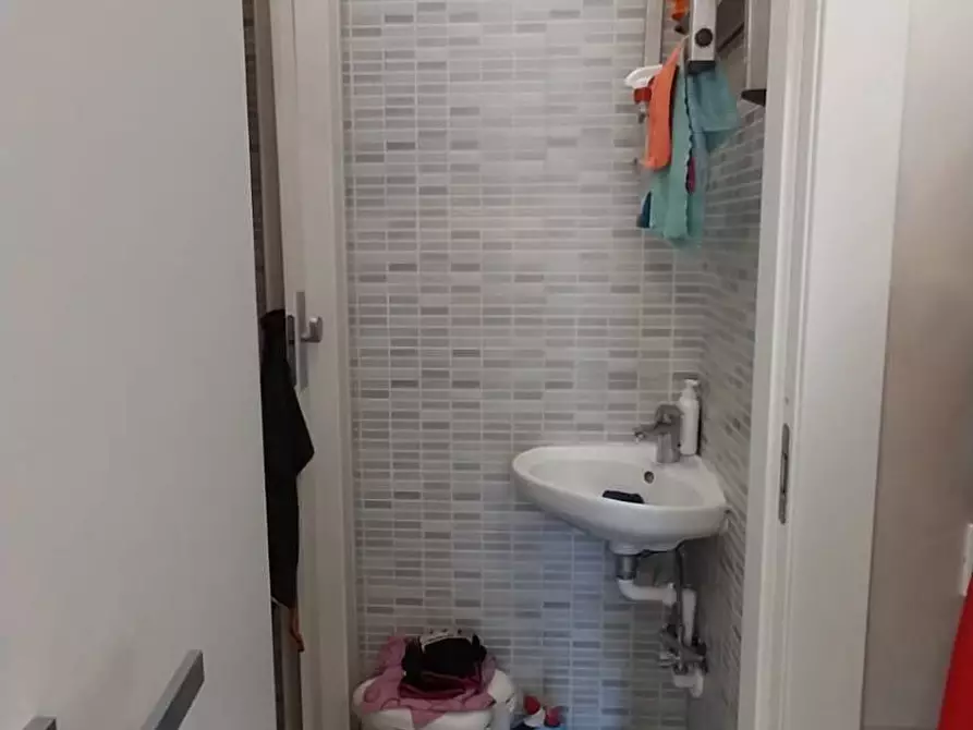 Immagine 10 di Negozio in vendita  in via del Pigneto a Roma