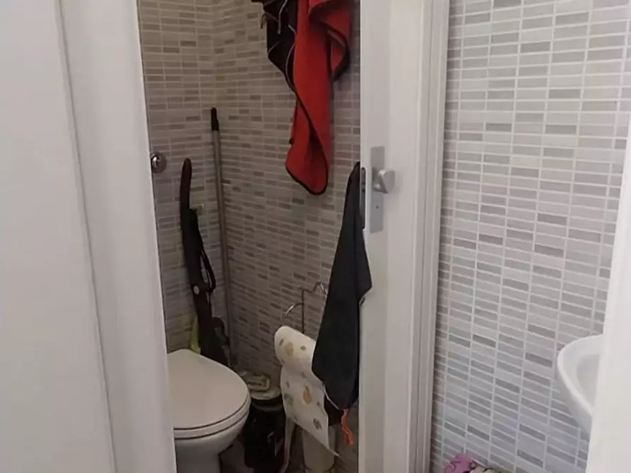 Immagine 12 di Negozio in vendita  in via del Pigneto a Roma