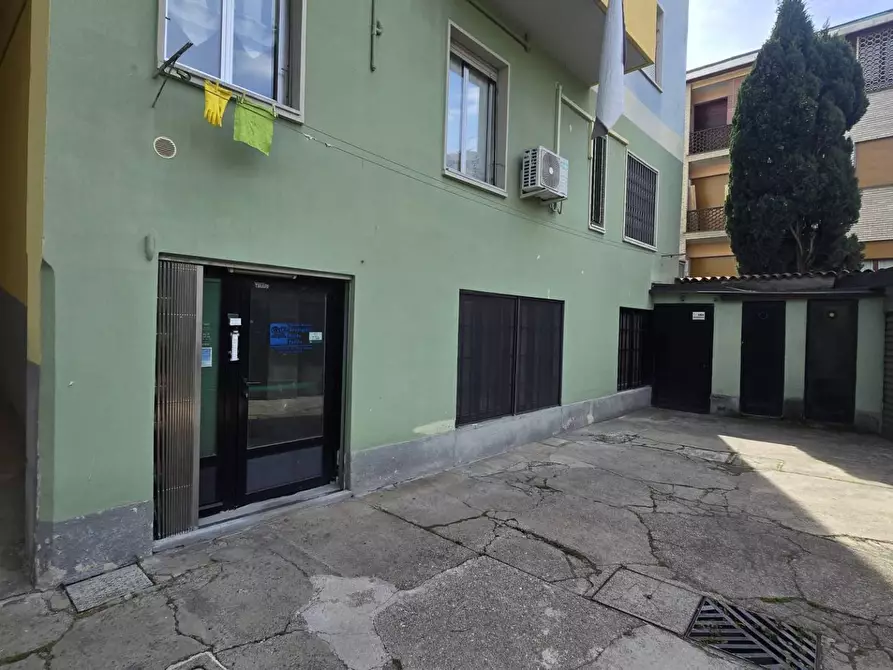 Immagine 1 di Negozio in vendita  in Via Francesco Rismondo 29 a Milano