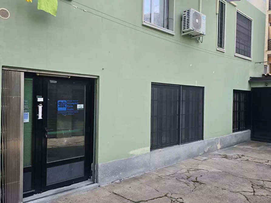 Immagine 3 di Negozio in vendita  in Via Francesco Rismondo 29 a Milano