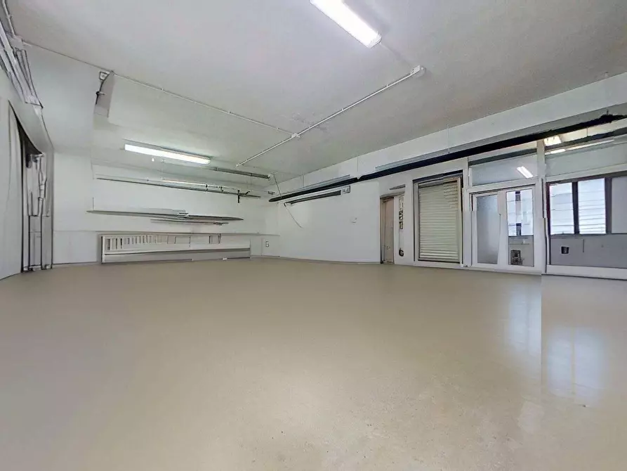 Immagine 11 di Negozio in vendita  in Via Francesco Rismondo 29 a Milano