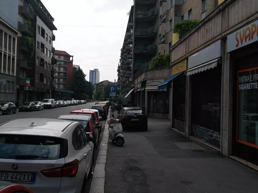 Immagine 5 di Negozio in vendita  in VIA LARIO 13 a Milano