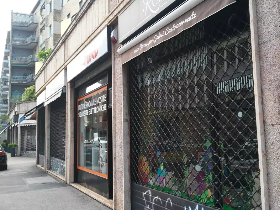 Immagine 1 di Negozio in vendita  in VIA LARIO 13 a Milano