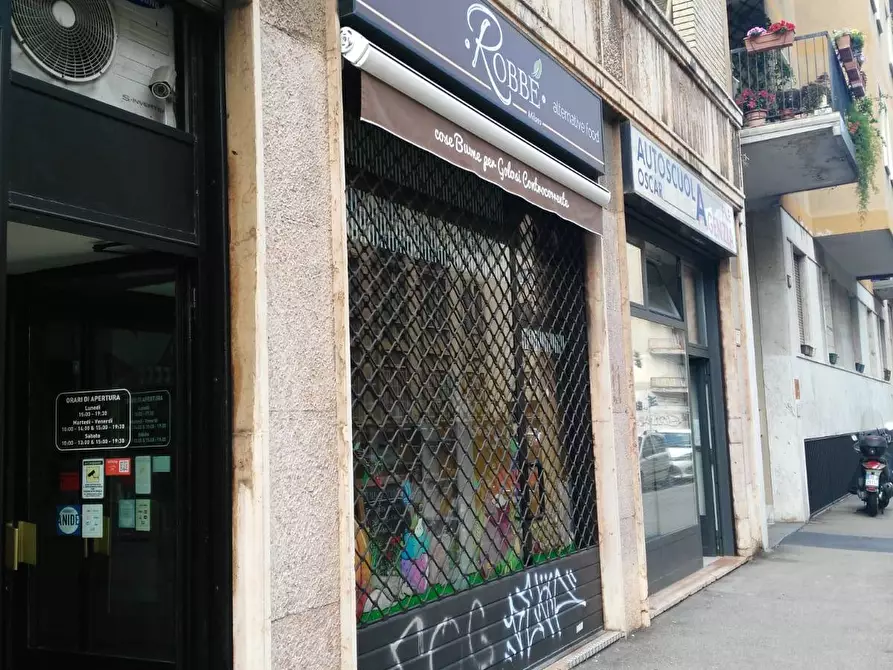 Immagine 2 di Negozio in vendita  in VIA LARIO 13 a Milano