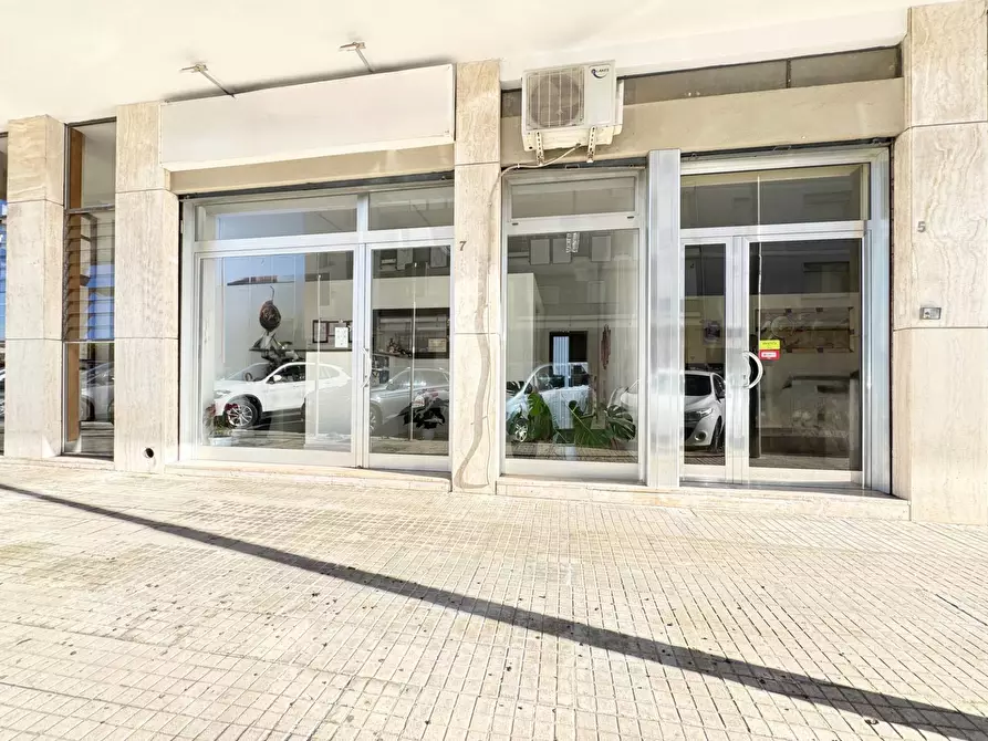 Immagine 11 di Locale commerciale in vendita  in via Carlo Massa a Lecce