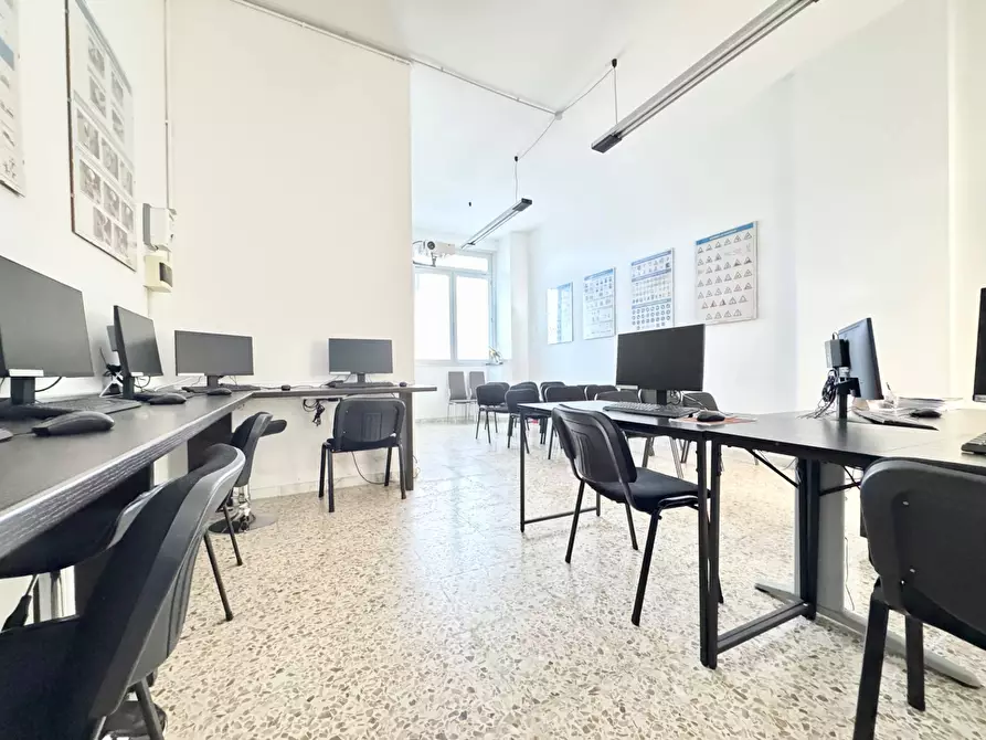 Immagine 3 di Locale commerciale in vendita  in via Carlo Massa a Lecce