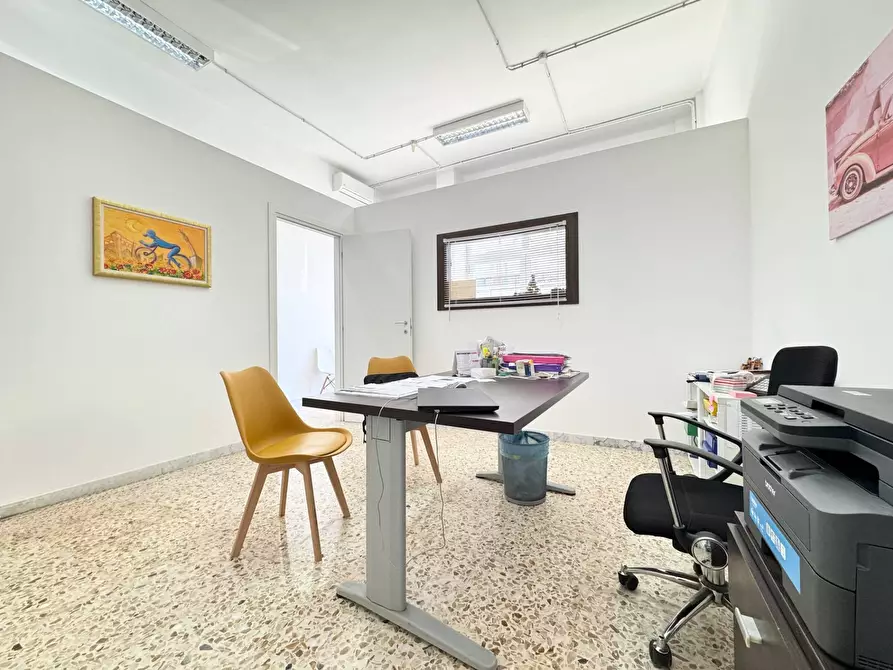 Immagine 9 di Locale commerciale in vendita  in via Carlo Massa a Lecce