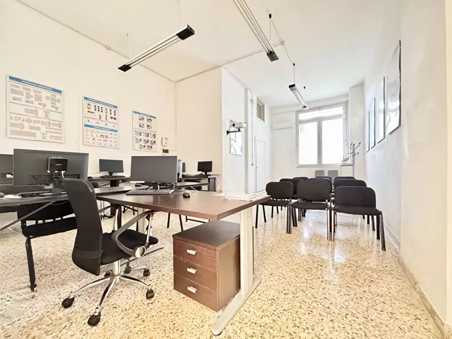 Immagine 2 di Locale commerciale in vendita  in via Carlo Massa a Lecce