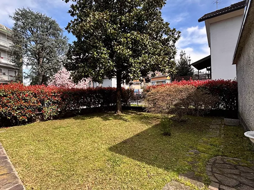 Immagine 1 di Villa in vendita  in via Marziale a Rho