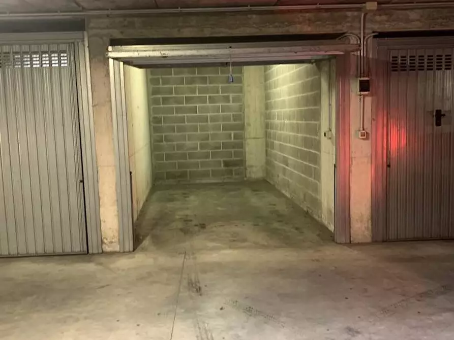 Immagine 2 di Box auto in vendita  in via Caianello 6 a Milano