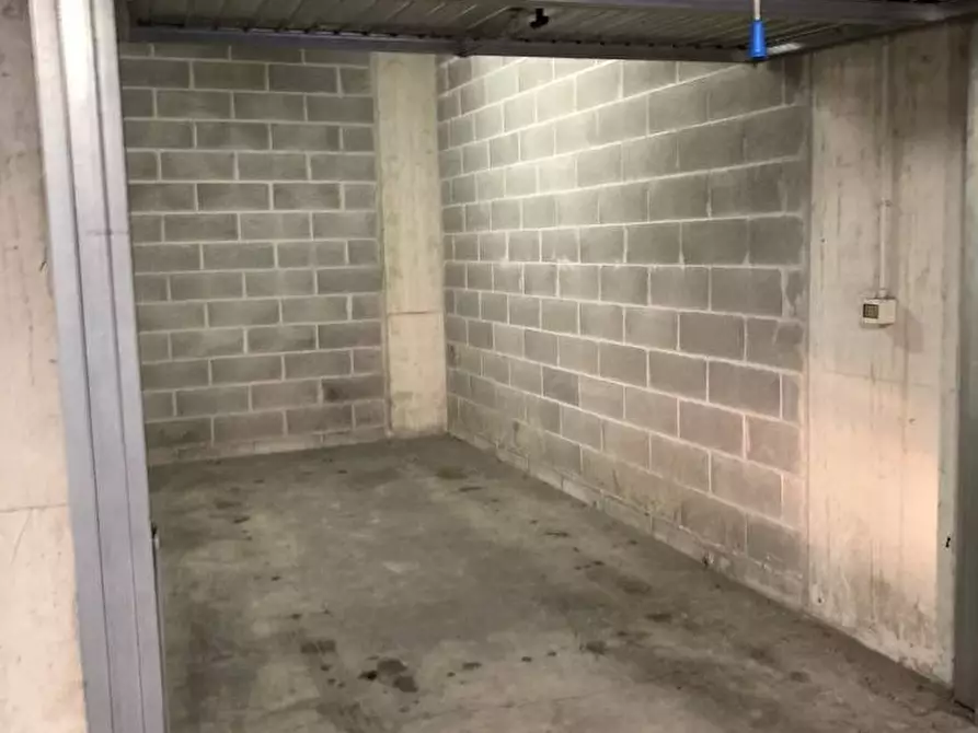 Immagine 3 di Box auto in vendita  in via Caianello 6 a Milano