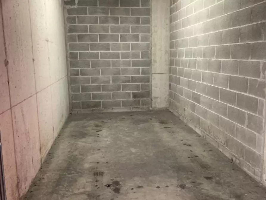 Immagine 5 di Box auto in vendita  in via Caianello 6 a Milano