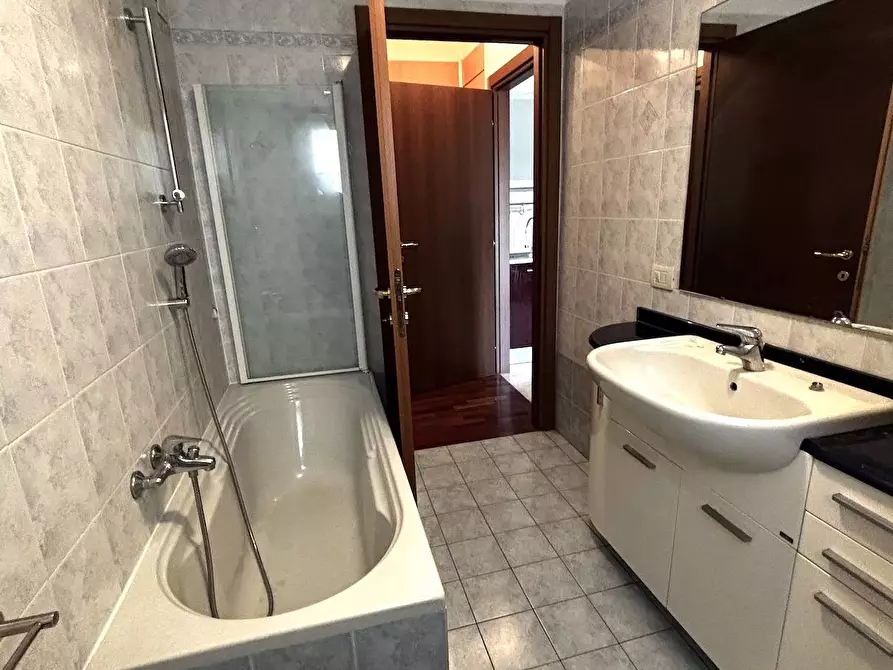 Immagine 11 di Appartamento in vendita  in via Varesina a Milano