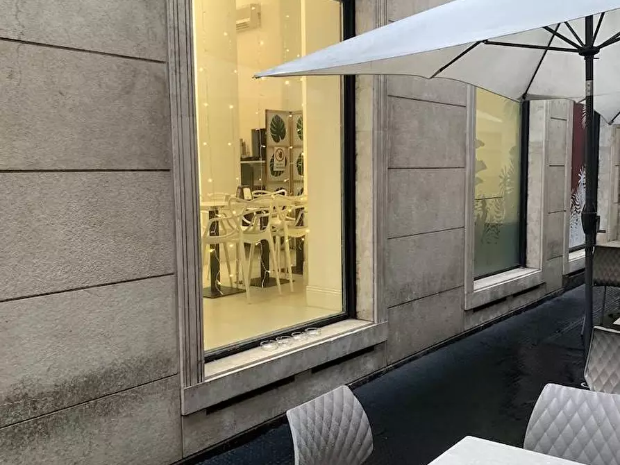 Immagine 3 di Negozio in vendita  in Via Zebedia 5 a Milano