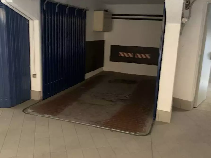 Immagine 2 di Box auto in affitto  in via cenisio 50 a Milano