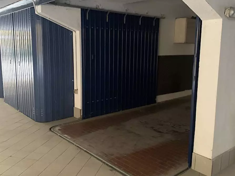 Immagine 6 di Box auto in affitto  in via cenisio 50 a Milano