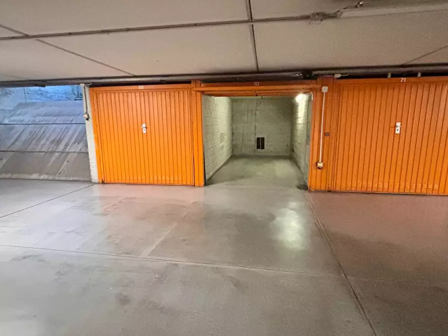 Immagine 1 di Box auto in affitto  in Via Del Burchiello a Milano