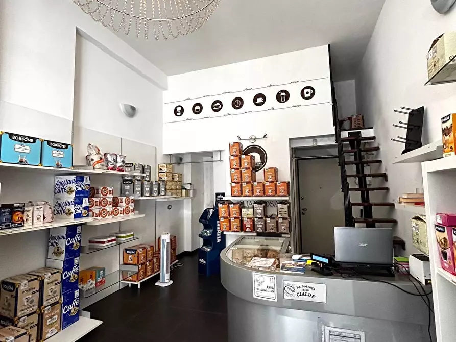 Immagine 1 di Negozio in affitto  in via dei Fiordalisi 1 a Milano