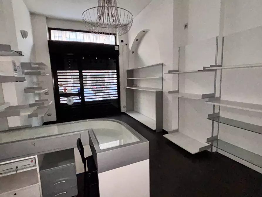 Immagine 4 di Negozio in affitto  in via dei Fiordalisi 1 a Milano