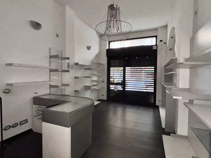 Immagine 5 di Negozio in affitto  in via dei Fiordalisi 1 a Milano