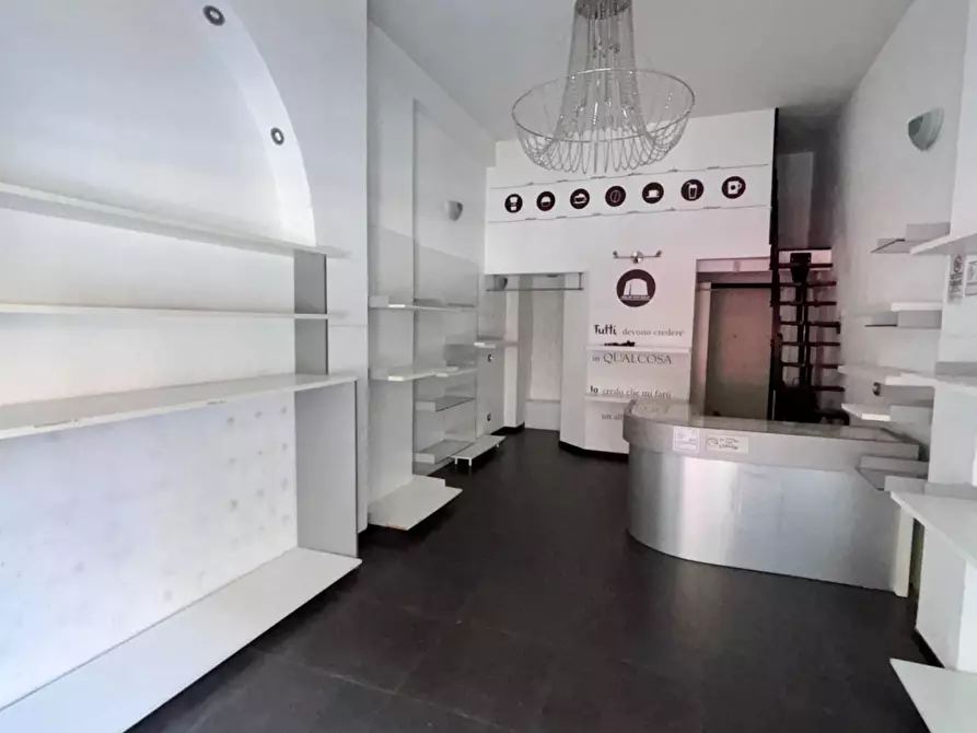 Immagine 2 di Negozio in affitto  in via dei Fiordalisi 1 a Milano