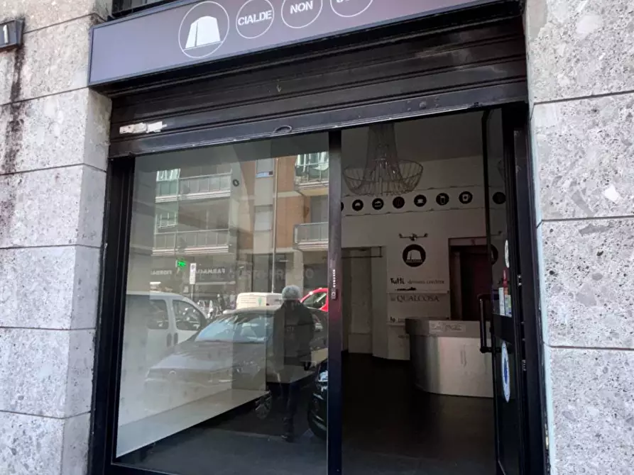 Immagine 8 di Negozio in affitto  in via dei Fiordalisi 1 a Milano