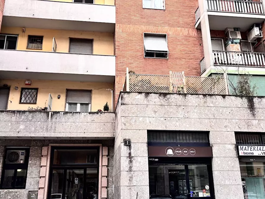Immagine 1 di Negozio in affitto  in via dei Fiordalisi 1 a Milano
