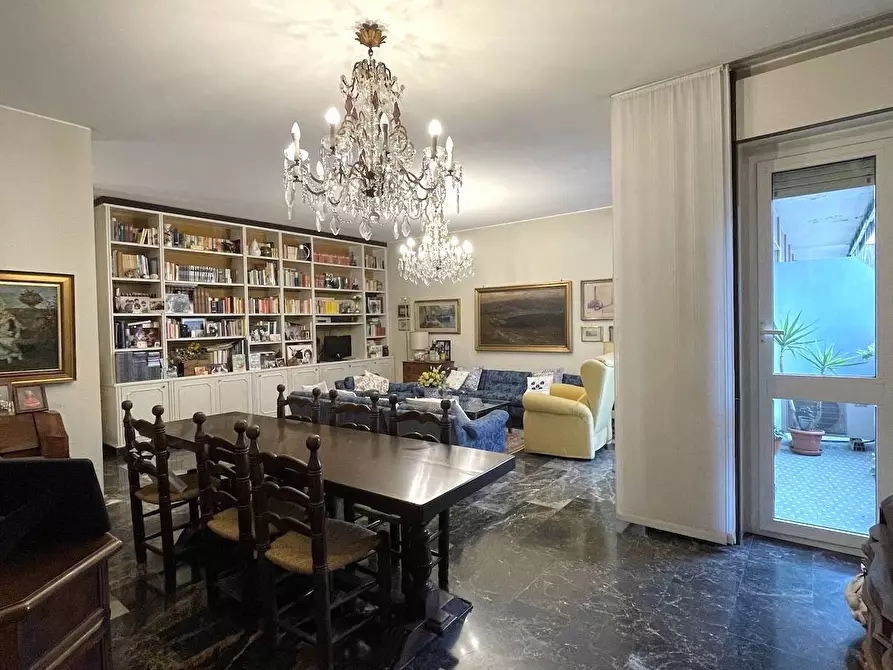 Immagine 3 di Appartamento in vendita  in via Castelvetro a Milano